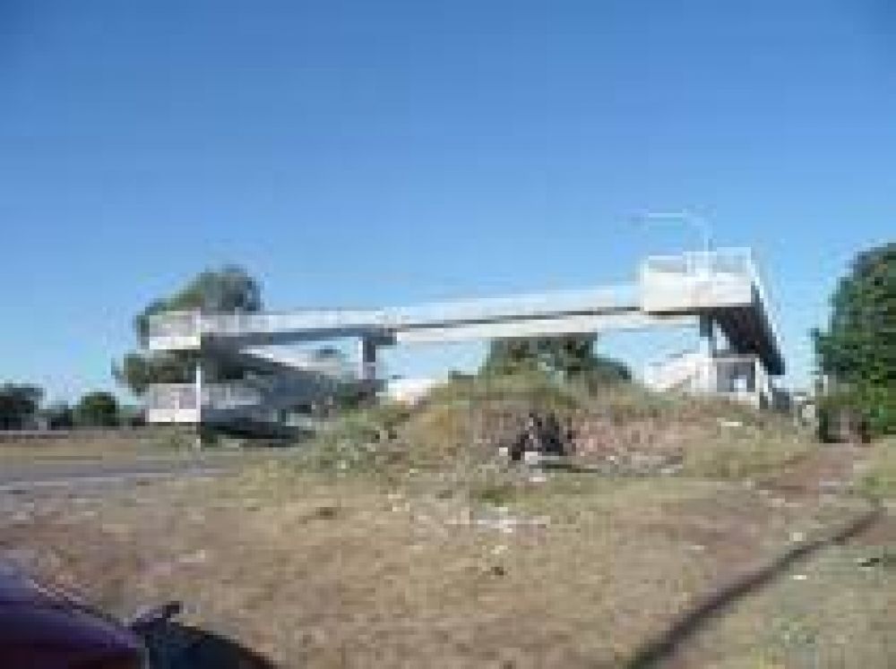 La polic�a frustr� la operaci�n y detuvo a seis personas Quisieron tomar tierras para un asentamiento en el Acceso Sudeste