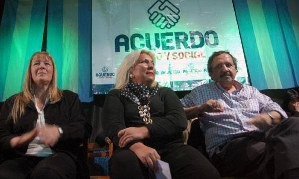 Elisa Carri�: "Los acuerdos son para la segunda vuelta"