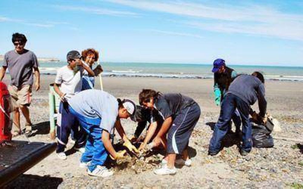Vecinos de Restinga Al� limpiaron la playa