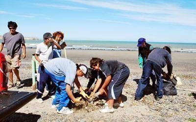 Vecinos de Restinga Al� limpiaron la playa