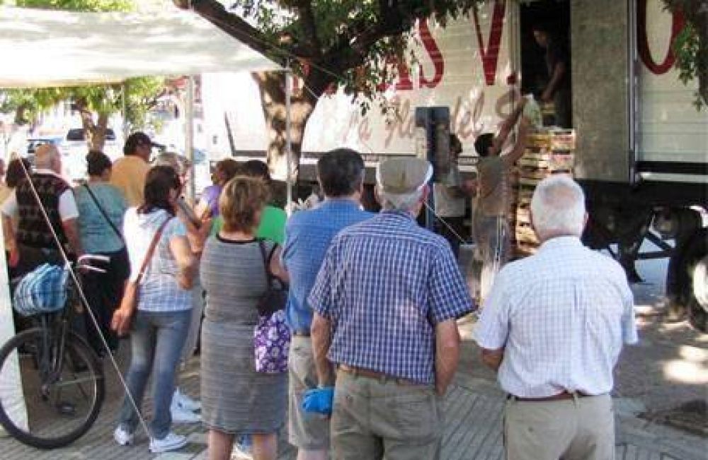 Llegaron a Lincoln 22 mil kilos de duraznos mendocinos de programa "Fruta para todos"