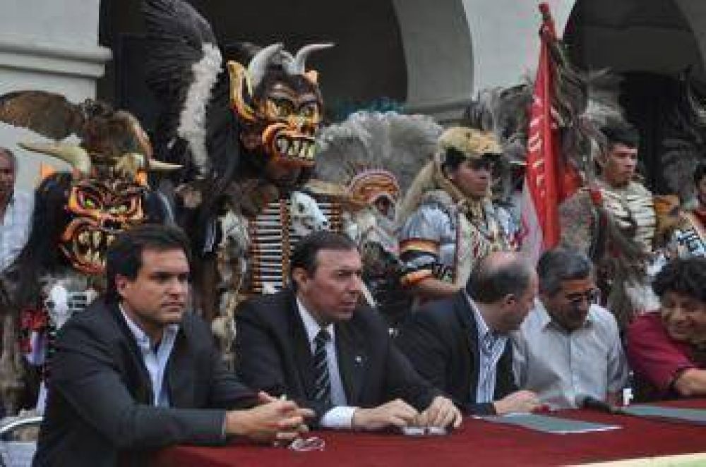 En la plaza 9 de Julio lanzaron los Corsos Salte�os 2011
