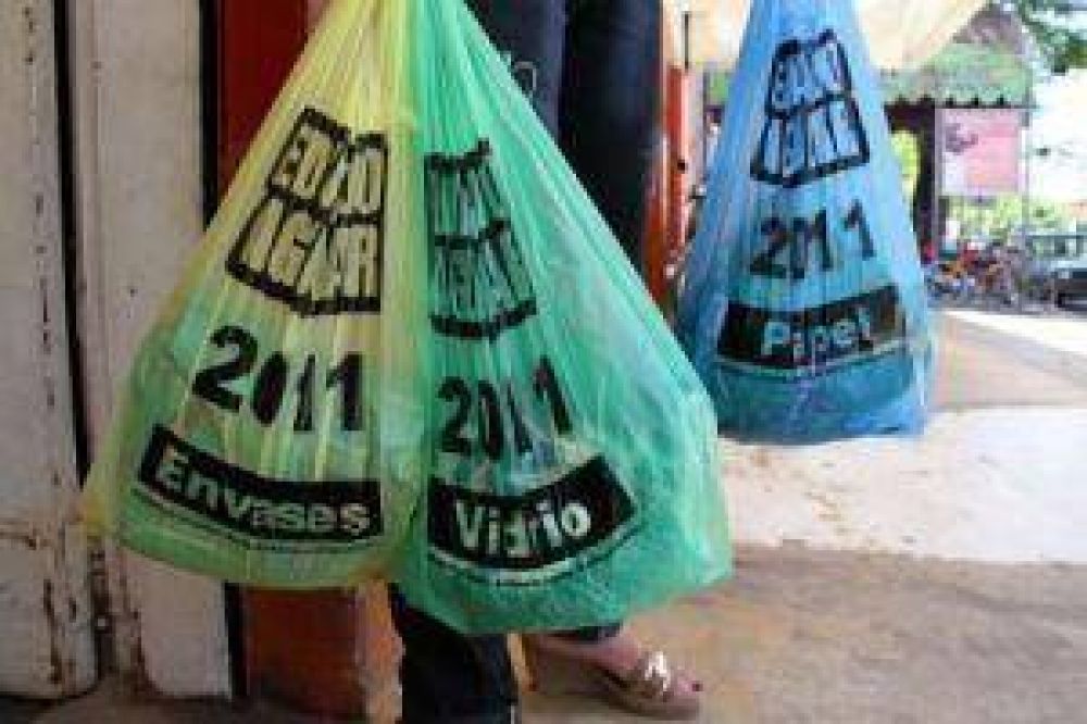La candidatura de Aguilar lleg� hasta las bolsas de un supermercado 