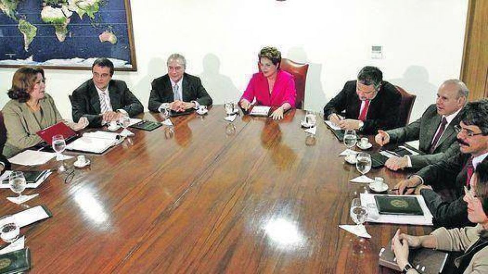 Dilma impone su estilo en Brasil: Rigor, puntualidad extrema y vianda en el escritorio