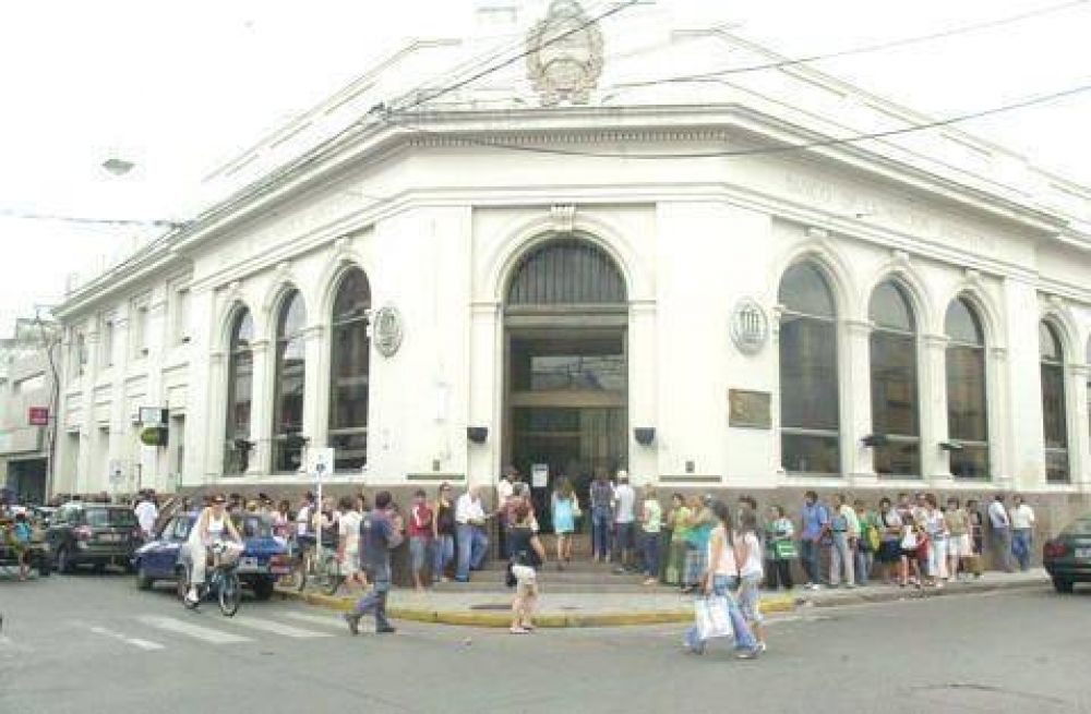 POR LA FALTA DE BILLETES Largas colas en los cajeros de Luj�n para retirar dinero
