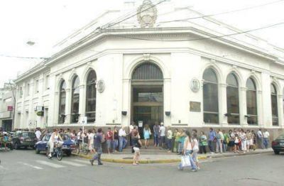 POR LA FALTA DE BILLETES Largas colas en los cajeros de Luj�n para retirar dinero