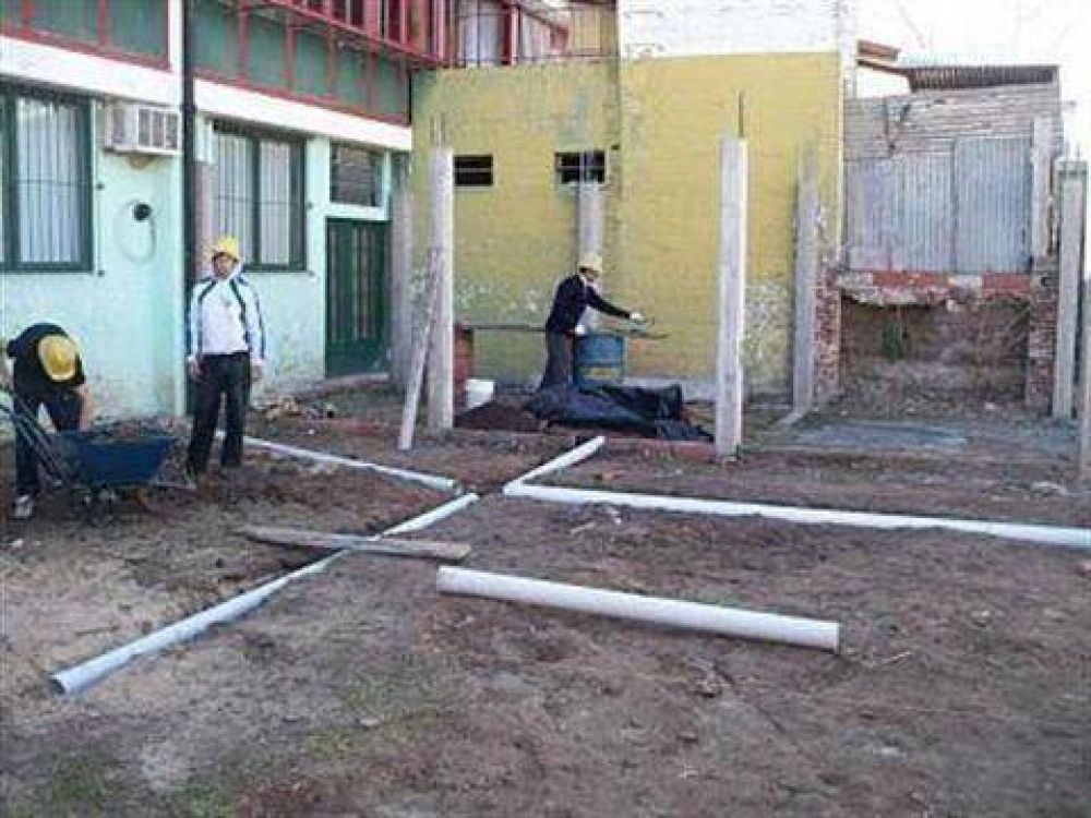 Figurita repetida Obras interrumpidas en el Centro Educativo Complementario