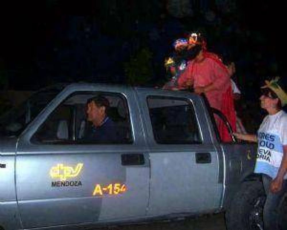 Un senador del PJ hizo campa�a con los Reyes