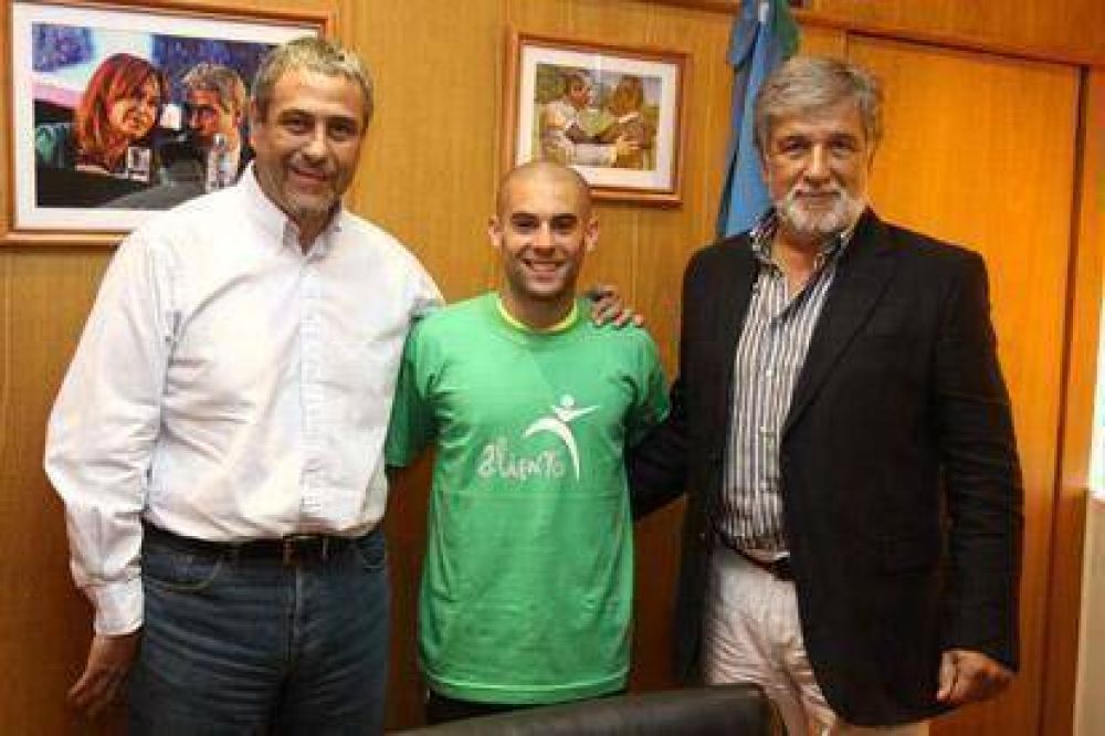 El intendente Ferraresi le entreg� un subsidio a un nuevo integrante del Programa Aliento