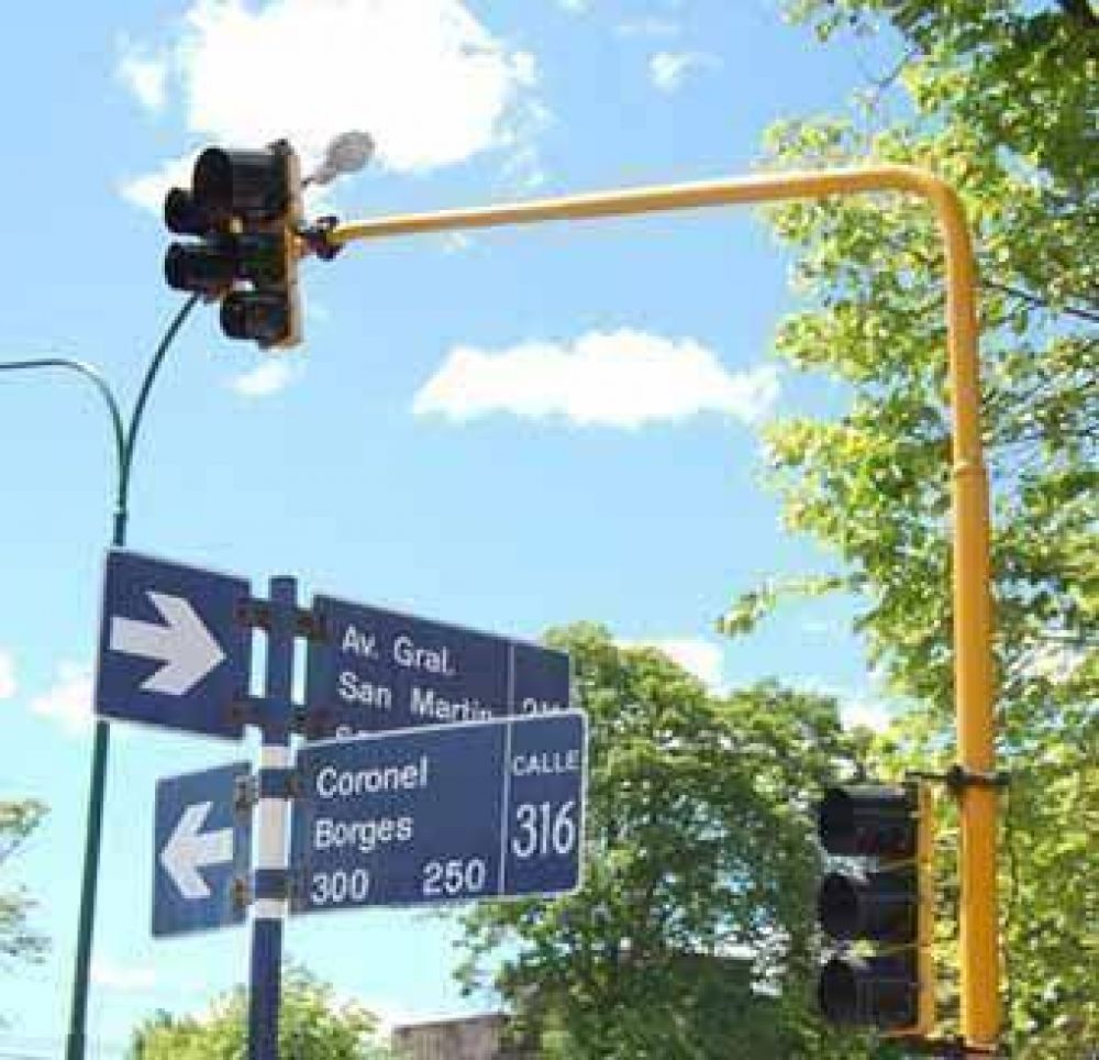 Instalar�n semaforos en la peligrosa esquina de Saavedra y Aparicio 