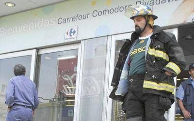 Otra amenaza de bomba oblig� a evacuar un supermercado