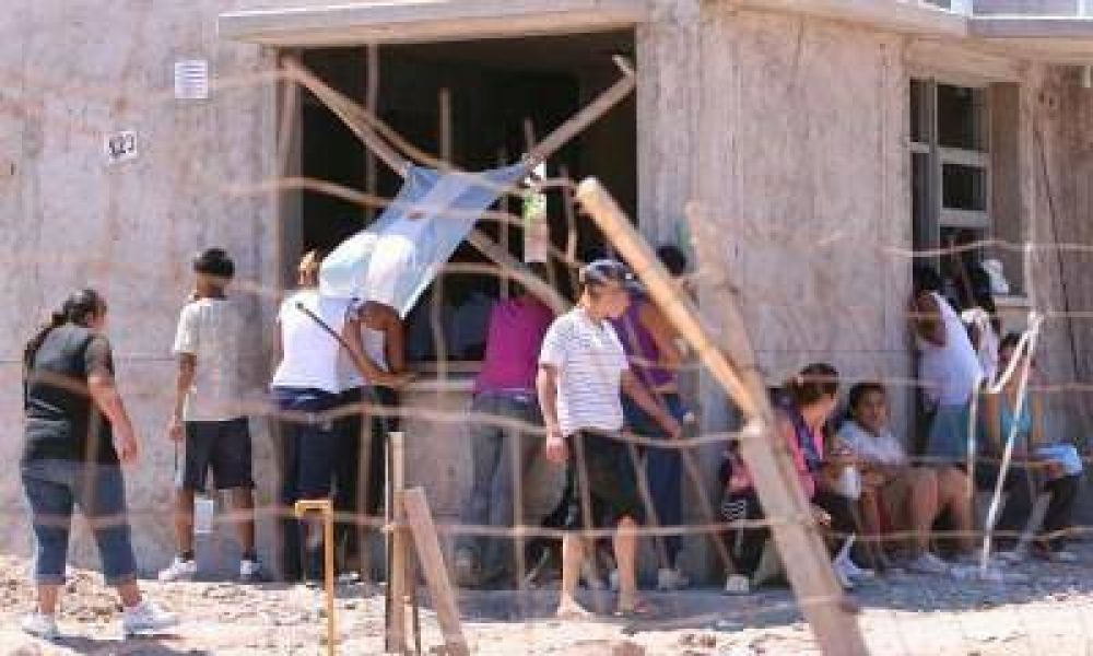 Los okupas dejaron el barrio de Luj�n y se re�nen hoy con autoridades provinciales