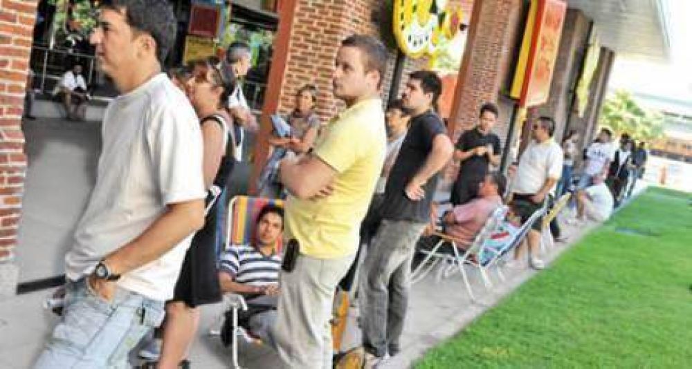 Pasan la noche en el shopping a la espera de un turno para el DNI