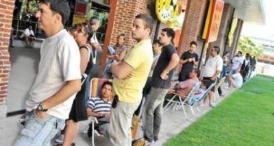 Pasan la noche en el shopping a la espera de un turno para el DNI