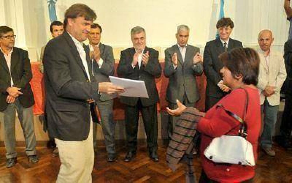 M�s de 200 familias recibieron los t�tulos de propiedad de sus casas