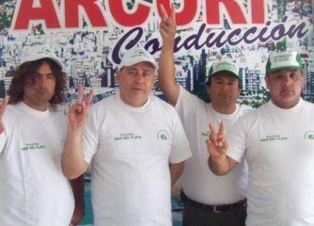 Dirigentes del Sindicato de Camioneros de Mar del Plata, junto a Duhalde.