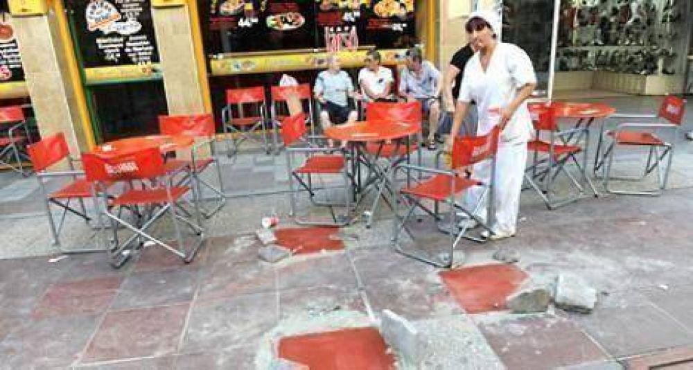A la peatonal San Mart�n la arreglan con parches porque faltan baldosas