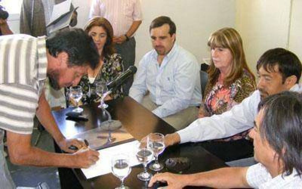 Cooperativas de construcci�n de Caleta comprar�n bloques a la Fundaci�n Olivia