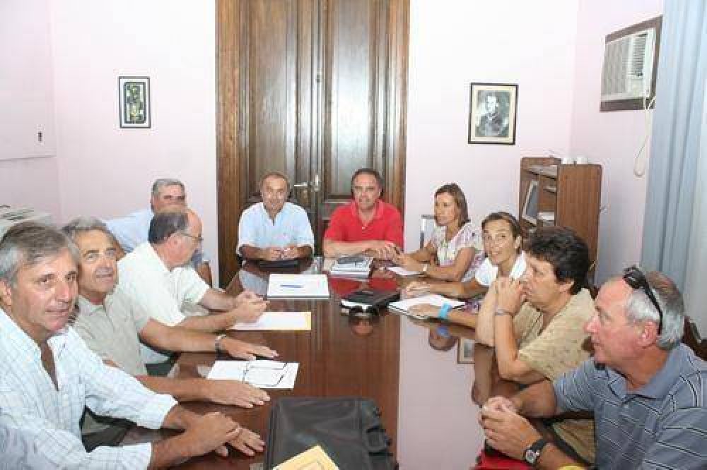 El intendente Moccero calific� de �desprolijidad menor� la ocupaci�n de terrenos en Huanguel�n y dijo que lo volver�a a hacer