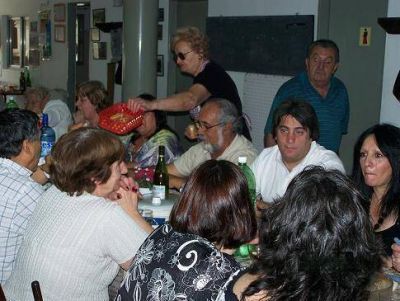 Raff junto al Centro de Jubilados �Un amigo de la estaci�n Florida�