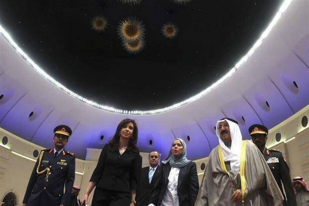 La Presidenta firm� acuerdos en Kuwait para atraer fondos