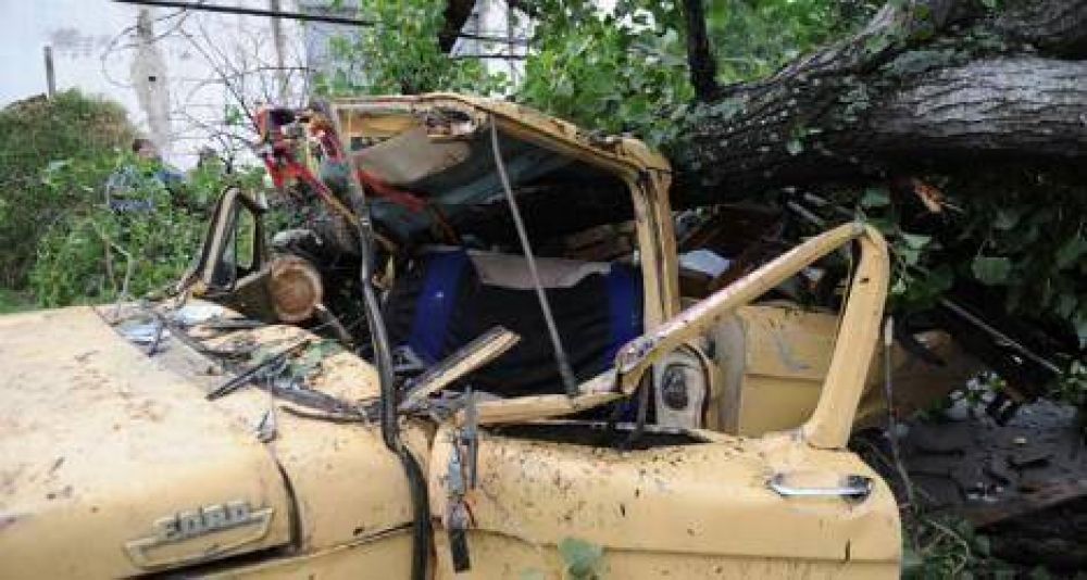 El temporal que azot� a la ciudad provoc� un muerto en zona oeste y calles anegadas