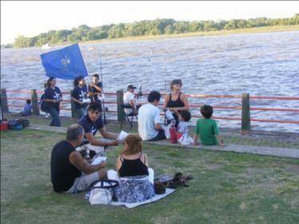 SAN FERNANDO- La Juventud Peronista reparti� volantes y adhesiones para la obra del t�nel de 202