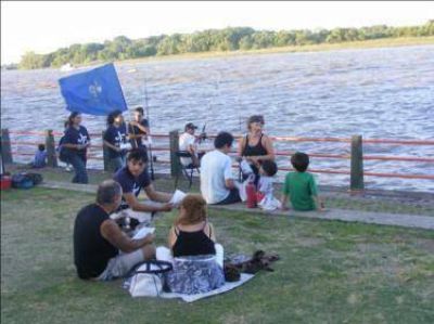 SAN FERNANDO- La Juventud Peronista reparti� volantes y adhesiones para la obra del t�nel de 202