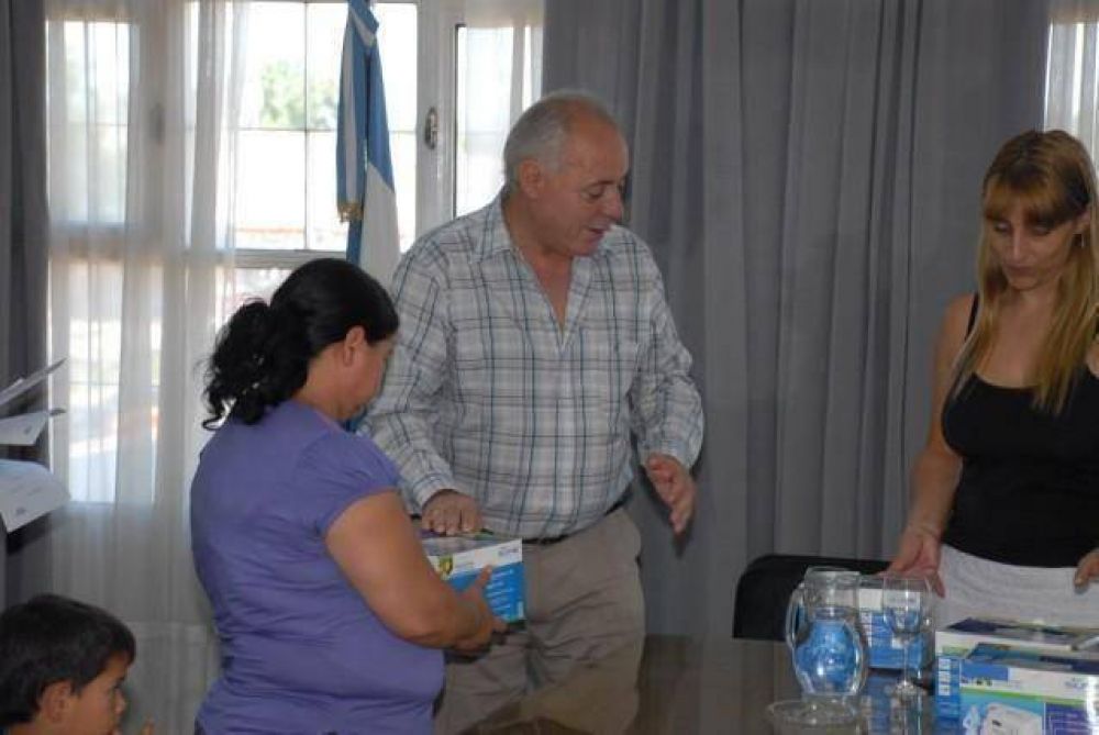 Presidente Per�n - ENTREGA DE NEBULIZADORES Y SILLA DE RUEDAS