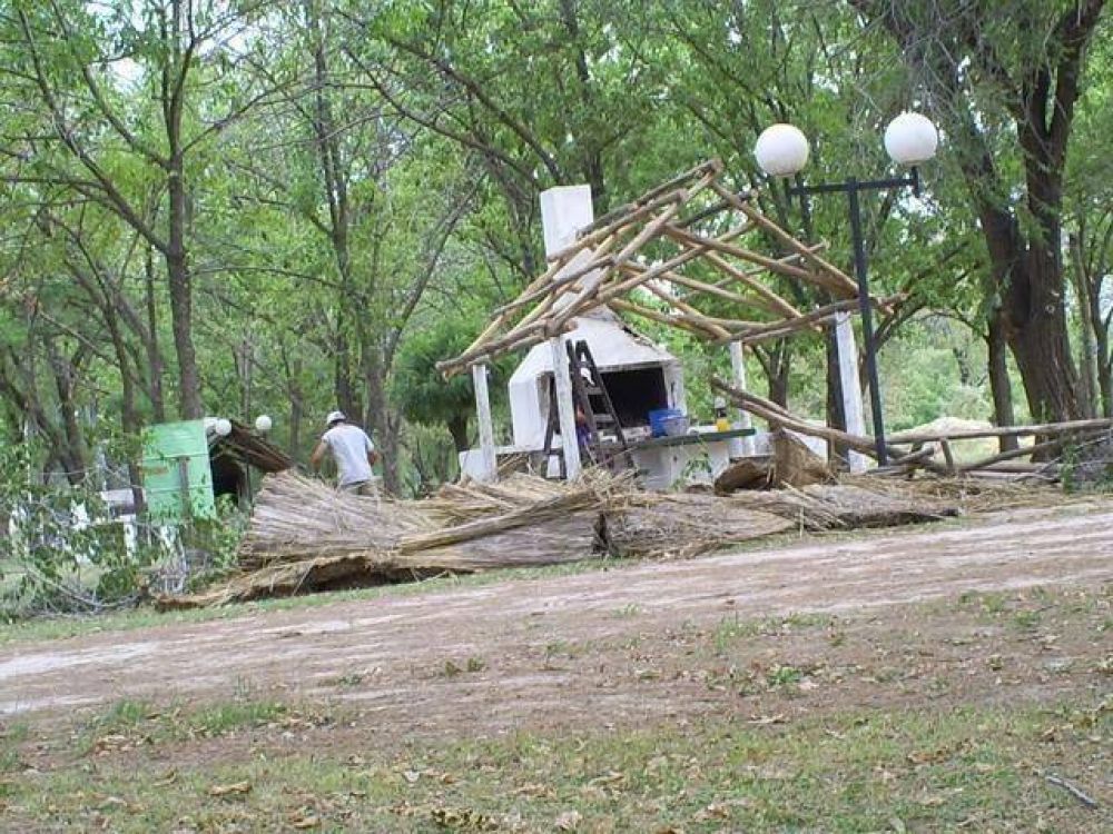 Reconstruyen a nuevos los quinchos del Parque Municipal
