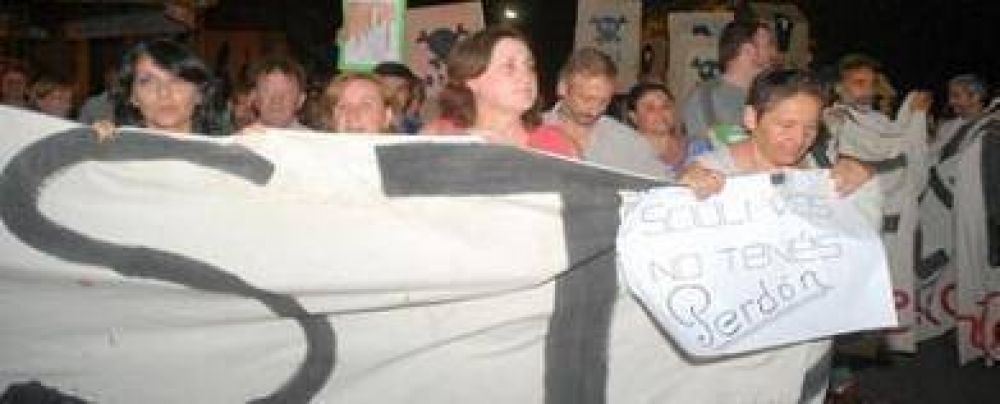 Intendente oficialista encabez� una marcha cr�tica contra Daniel Scioli