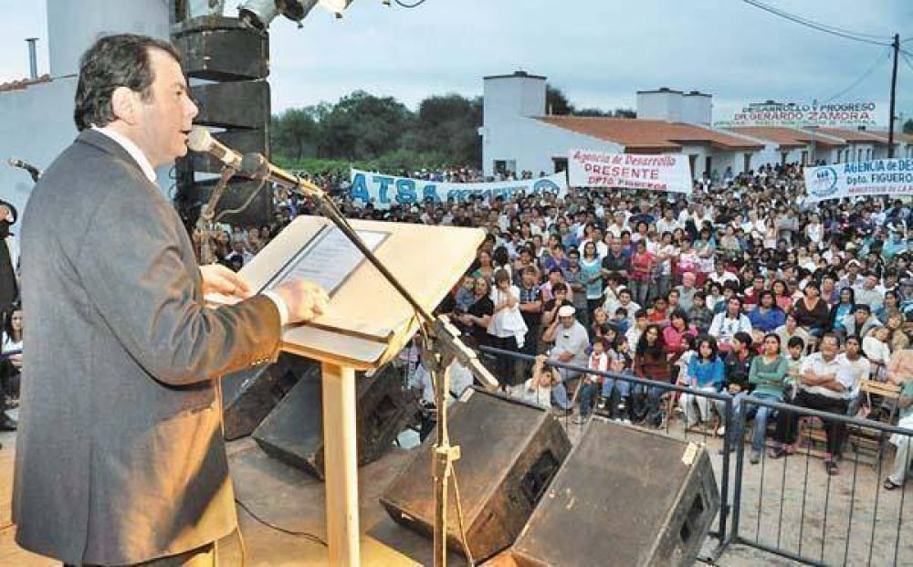 El gobernador realiz� la entrega de casas y anunci� obras para Tintina 