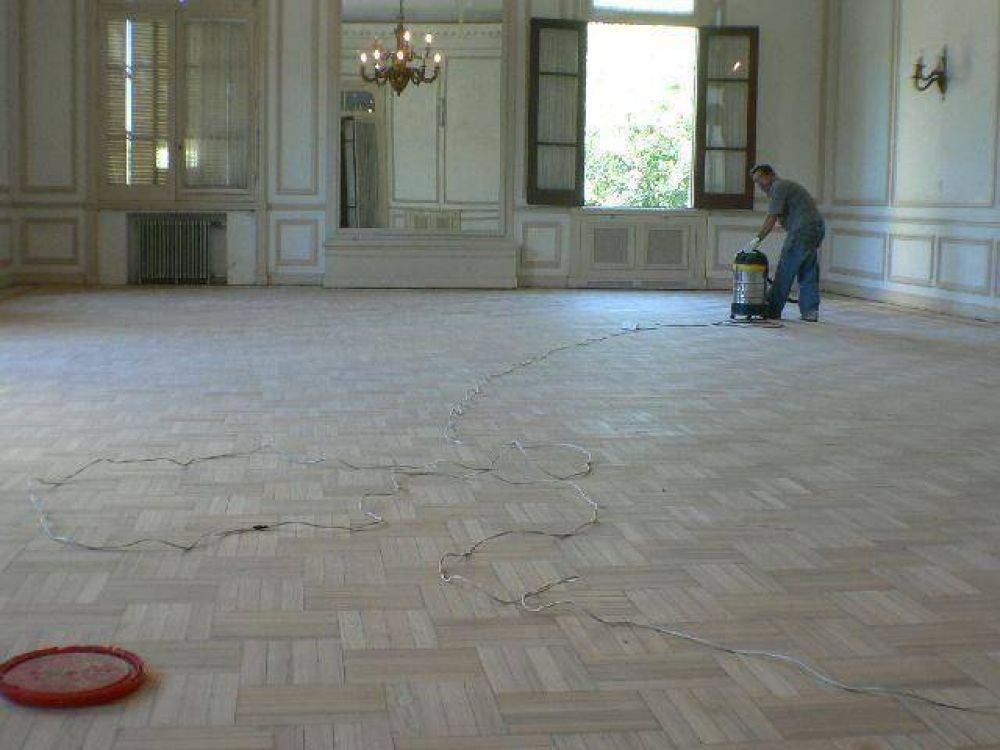 Seguir�a con el HCD y con el despacho de C�ffaro Una empresa de Escobar renueva el parquet del salon de actos municipal
