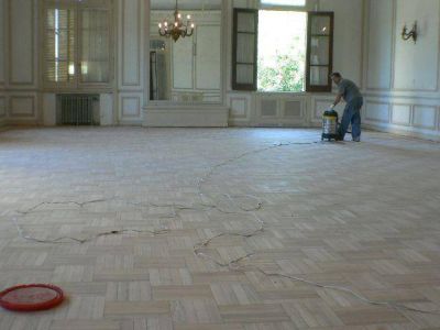Seguir�a con el HCD y con el despacho de C�ffaro Una empresa de Escobar renueva el parquet del salon de actos municipal