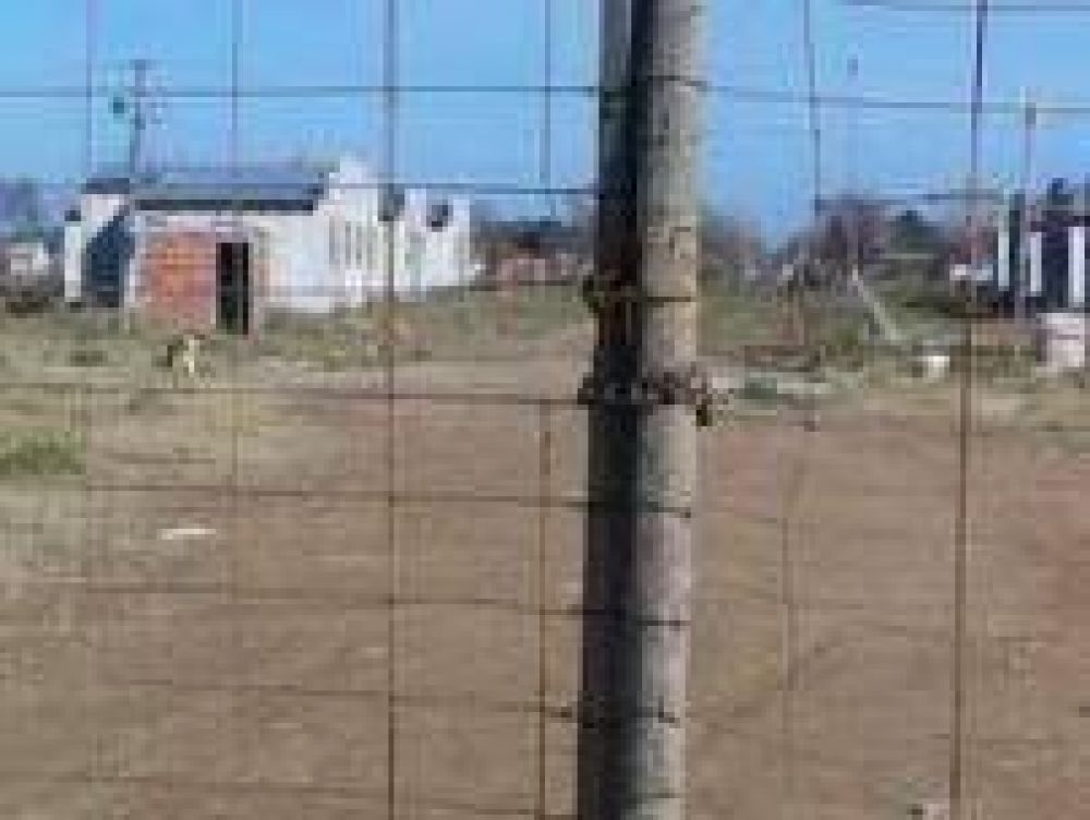 Responsabilizan al Municipio: paralizan la construcci�n de viviendas por falta de pago 
