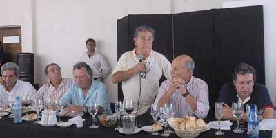 Cumbre gremial y acto de campa�a en el tradicional asado de Barrionuevo