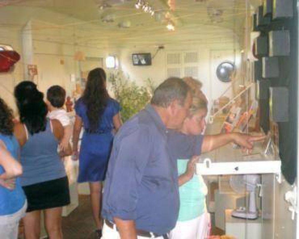 El Vag�n Cultural abri� ayer sus puertas
