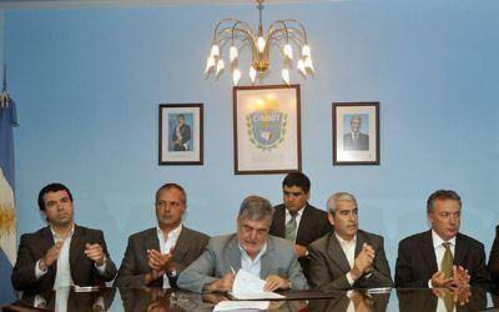Das Neves firm� convenios por m�s de 143 millones de pesos