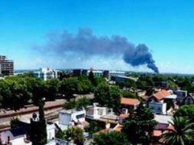 San Mart�n: Incendio en dep�sito de cubiertas