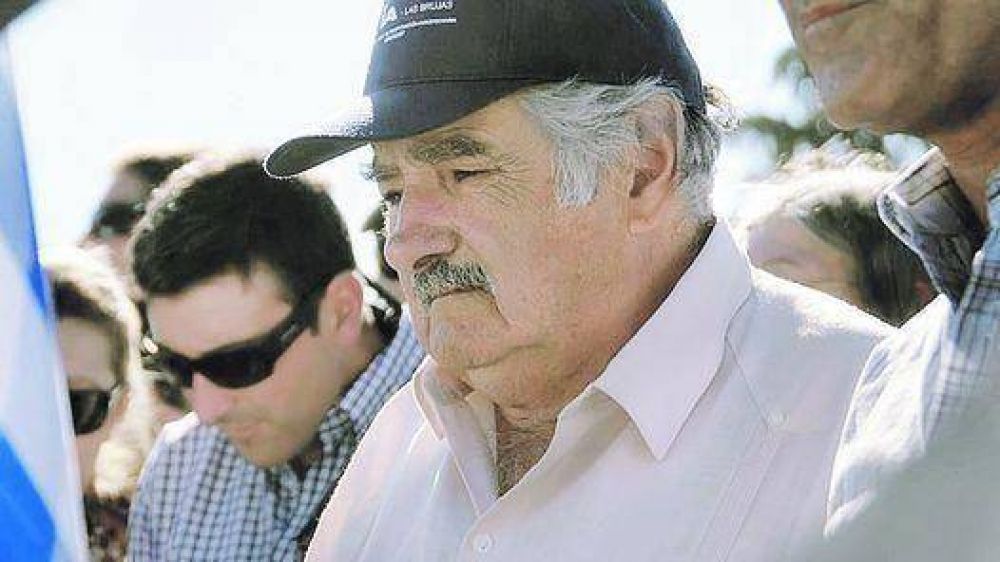 Para evitar distracciones, Mujica limita el uso de Internet en oficinas p�blicas