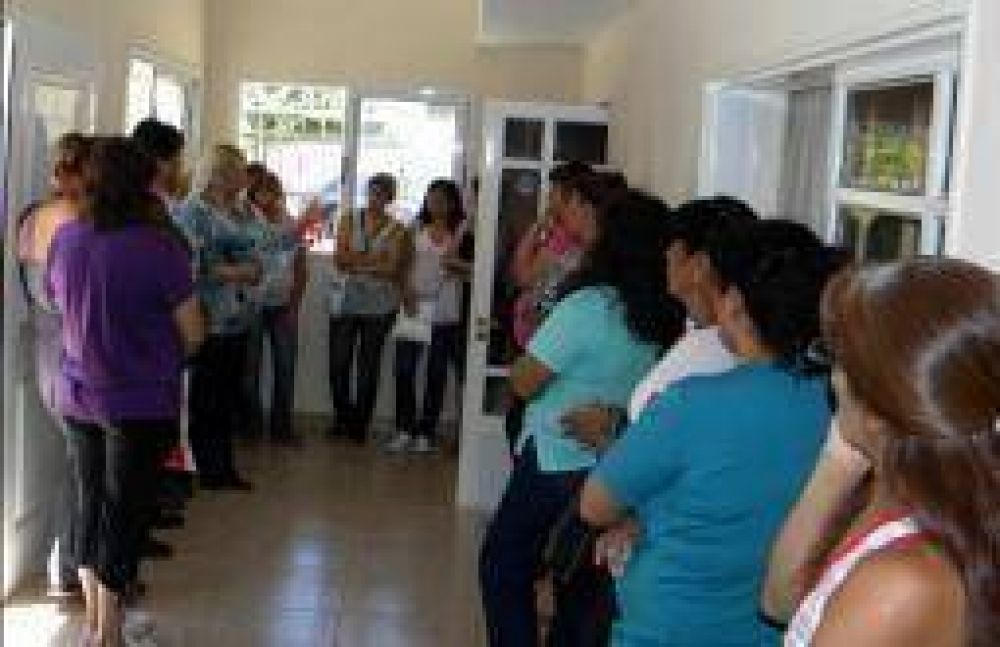 El gobierno provincial sigue asistiendo a eEl gobierno provincial sigue asistiendo a empleados de fabricas en crisismpleados de fabricas en crisis