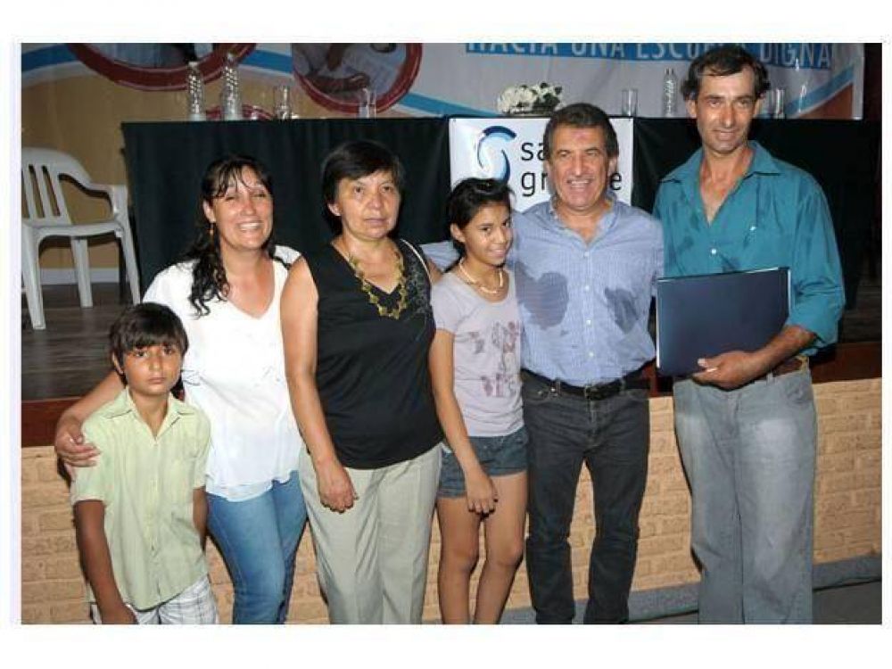 Entregaron aportes a escuelas de Federaci�n 