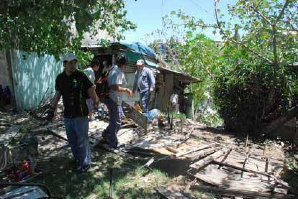 El Municipio de Lan�s demoli� una vivienda precaria asentada en la ribera