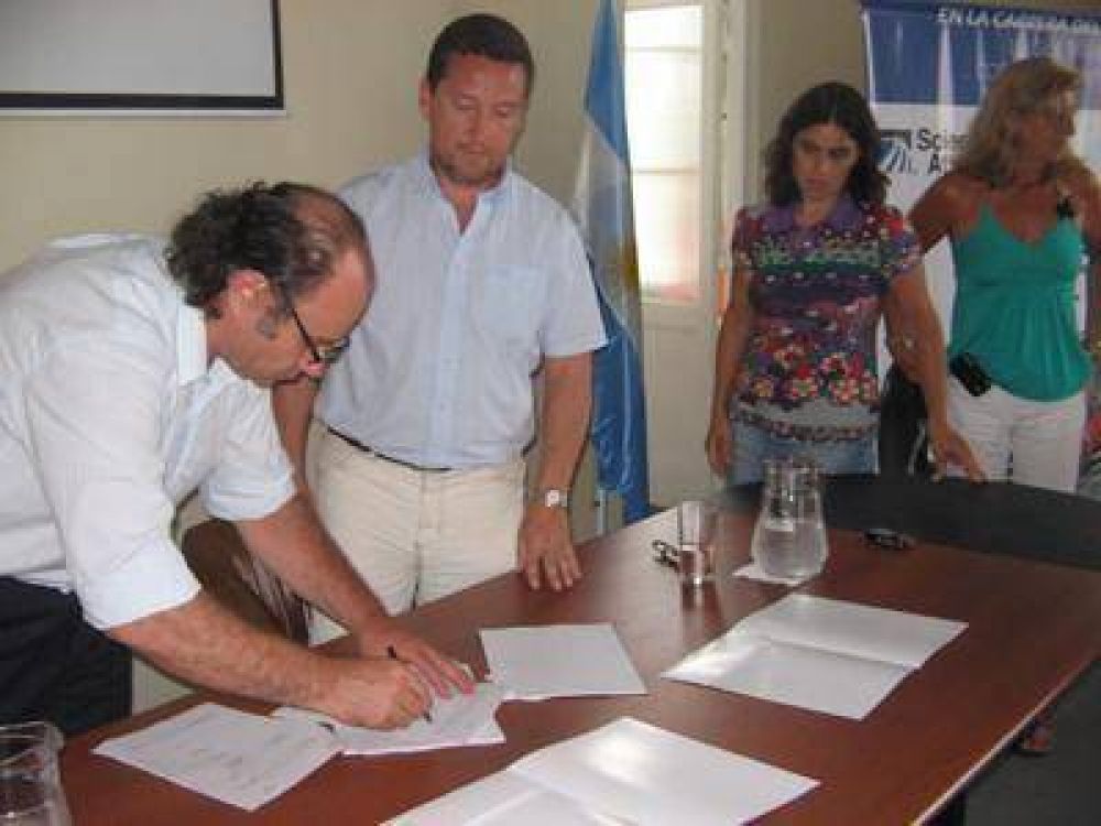 Todo listo para iniciar la obra de fibra �ptica: Clyfer firm� ayer con PC Hard