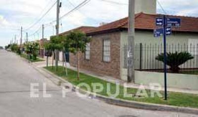 Vecinos del Barrio Parque Bancario pidieron refugios de colectivos y asfalto