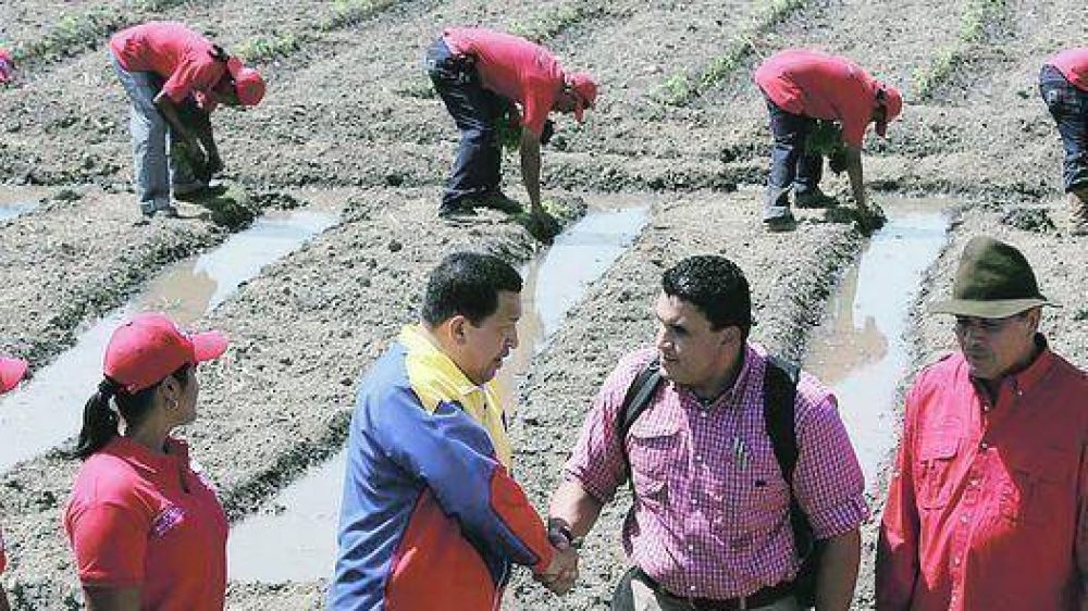 Ch�vez amenaz� con expropiar el tercer banco m�s grande de Venezuela