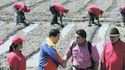 Ch�vez amenaz� con expropiar el tercer banco m�s grande de Venezuela