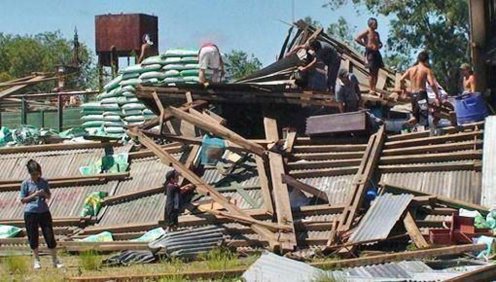 Tornado en Laboulaye: 100 familias evacuadas y miles de casas sin luz