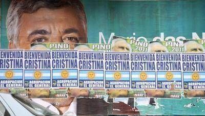 Las paredes est�n tapadas por la publicidad pol�tica