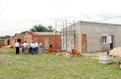 Vecinos construyen sus viviendas con los aportes que entrega el Municipio